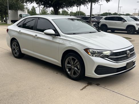 Used 2022 Volkswagen Jetta SE FWD image 2