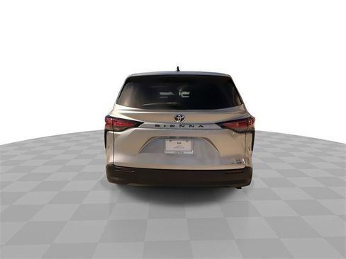 Used 2021 Toyota Sienna LE image 13