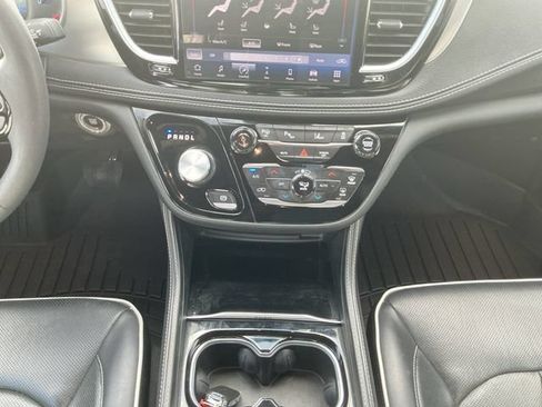 Used 2023 Chrysler Pacifica Limited w/ Uconnect Theater Family Group FWD image 12