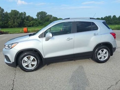 Used 2020 Chevrolet Trax LT w/ LT Convenience Package FWD image 4