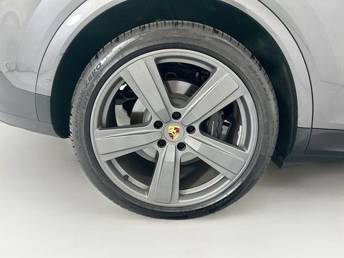 Used 2024 Porsche Cayenne AWD/4WD image 32