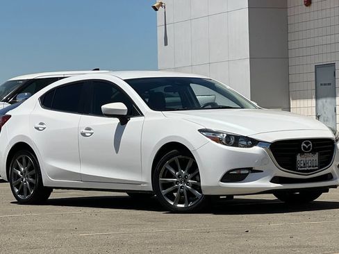Used 2018 MAZDA MAZDA3 Touring FWD image 2