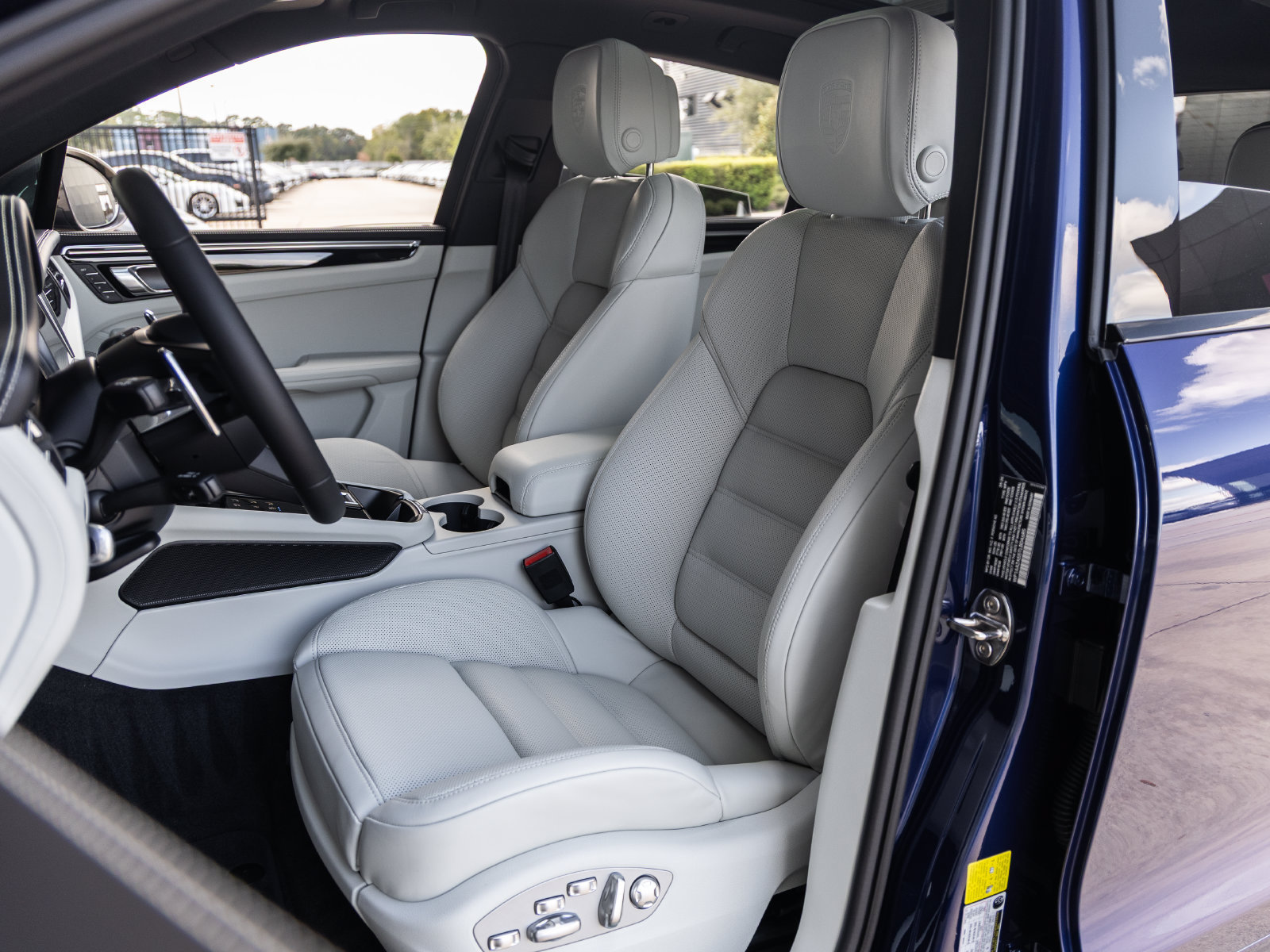 Certified 2026 Porsche Macan Turbo AWD/4WD image 5