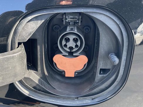 Used 2019 Chevrolet Bolt Premier w/ Infotainment Package image 29