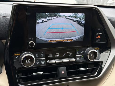 Used 2023 Toyota Highlander XLE AWD/4WD image 30