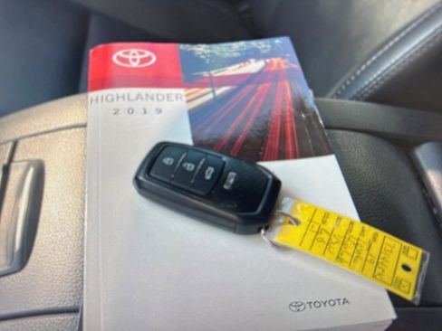 Used 2019 Toyota Highlander XLE w/ Carpet Mat Package (TMS) image 9