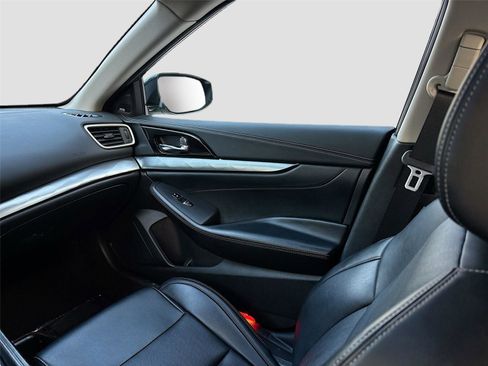Used 2023 Nissan Maxima SL FWD image 25
