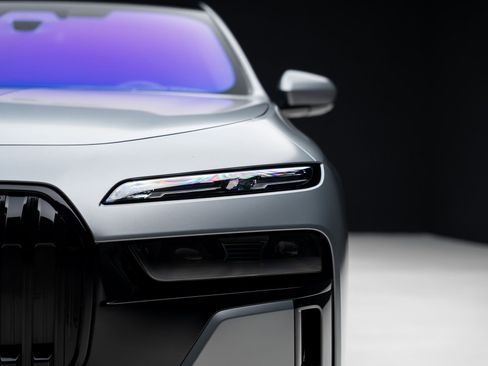 Used 2023 BMW 760i xDrive w/ Executive Package image 11