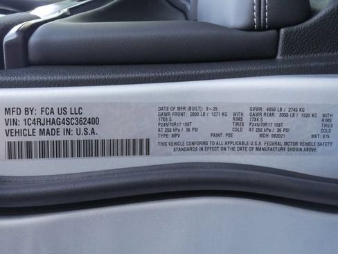 Used 2025 Jeep Grand Cherokee Laredo AWD/4WD image 24
