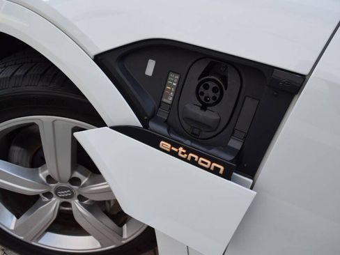 Used 2019 Audi e-tron Prestige w/ Prestige Package AWD/4WD image 33
