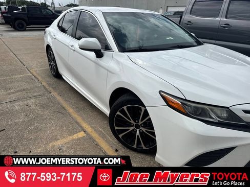 Used 2018 Toyota Camry SE FWD image 1