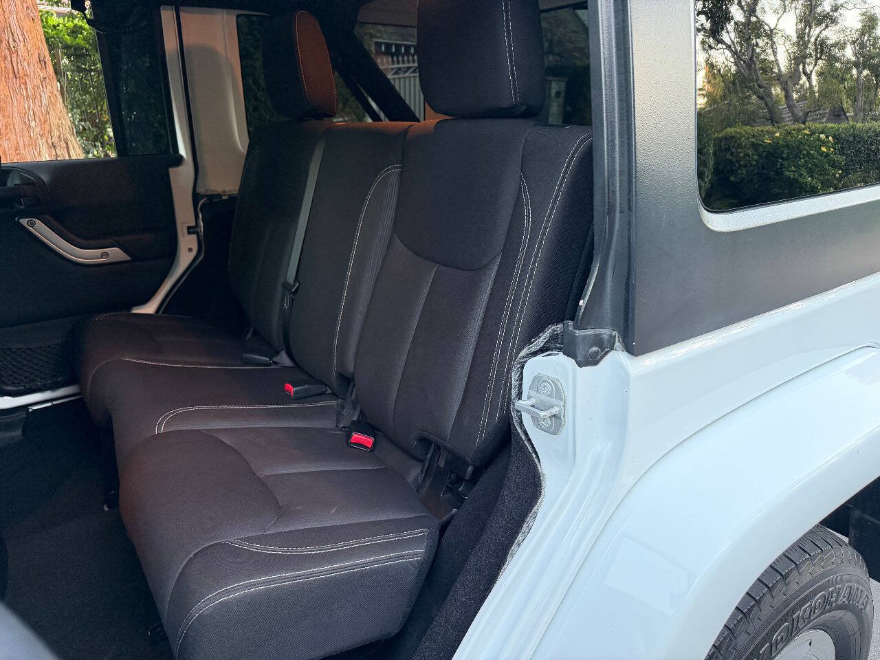 Used 2014 Jeep Wrangler Unlimited Sahara w/ Connectivity Group AWD/4WD image 17