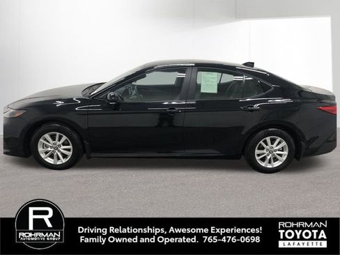 Used 2025 Toyota Camry LE image 3