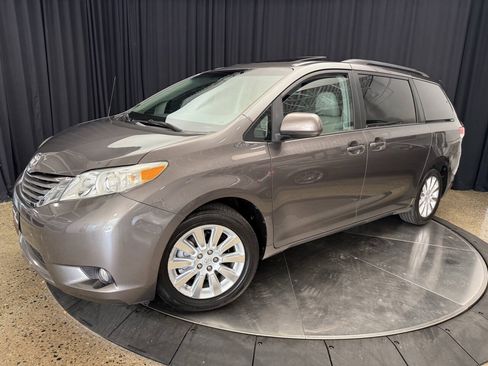 Used 2014 Toyota Sienna XLE AWD/4WD image 21