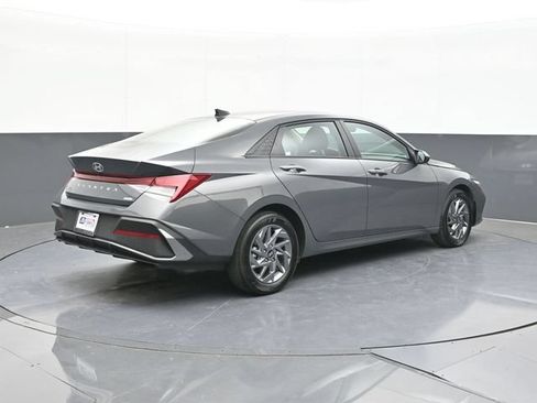 Used 2025 Hyundai Elantra Hybrid FWD image 14
