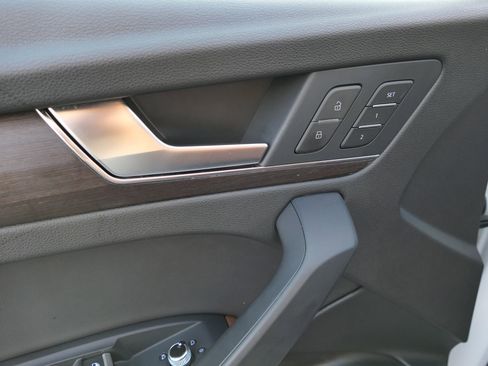 Used 2024 Audi Q5 2.0T Premium w/ Convenience Package image 18