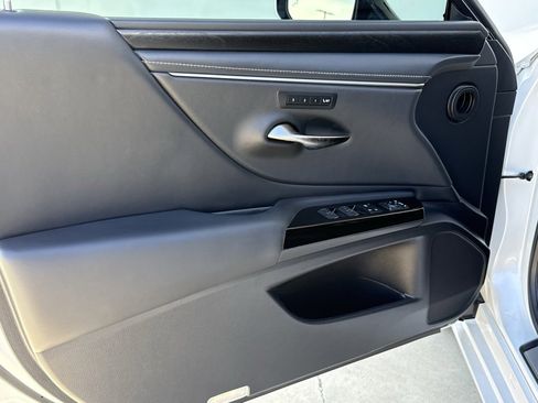Used 2024 Lexus ES 300h w/ Premium Package image 21
