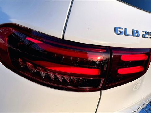 Used 2026 Mercedes-Benz GLB 250 4MATIC image 32