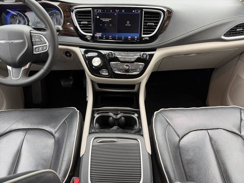Used 2023 Chrysler Pacifica Limited FWD image 17