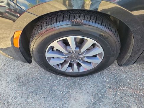 Used 2023 Chrysler Pacifica Touring-L FWD image 6