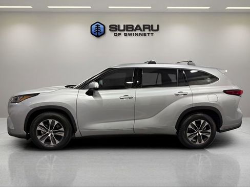 Used 2020 Toyota Highlander XLE image 2