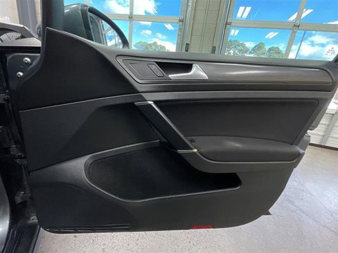 Used 2018 Volkswagen Golf S image 22