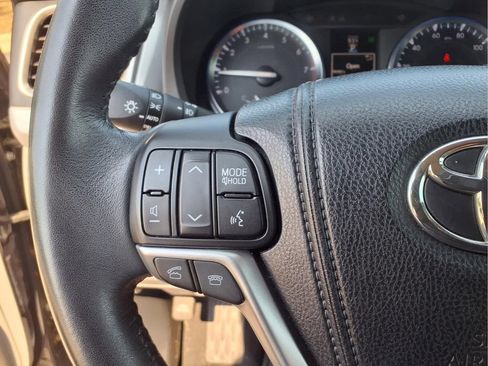 Used 2014 Toyota Highlander Limited w/ Driver Technology Package AWD/4WD image 19