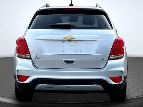 Used 2018 Chevrolet Trax LT w/ LT Convenience Package FWD image 4
