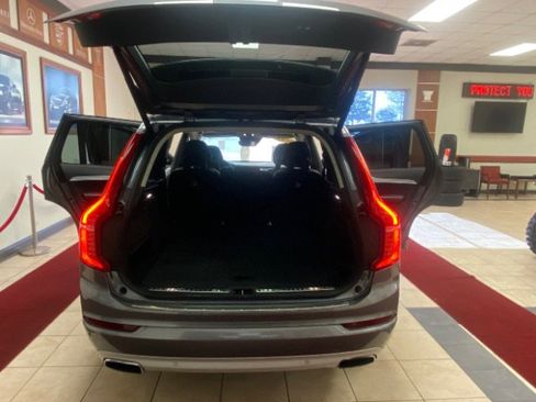 Used 2017 Volvo XC90 T5 Momentum w/ Vision Package FWD image 9