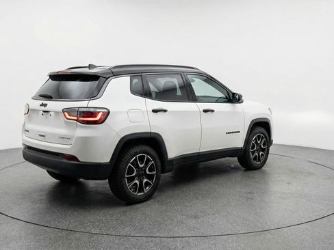 Used 2025 Jeep Compass Trailhawk AWD/4WD image 9