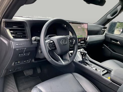Used 2025 Lexus GX 550 w/ Accessory Package (32) AWD/4WD image 18