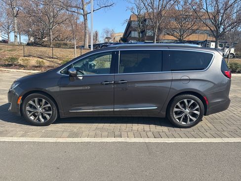 Used 2017 Chrysler Pacifica Limited w/ UConnect Theater Package image 6