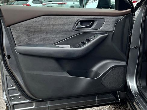 Used 2023 Nissan Rogue S image 9