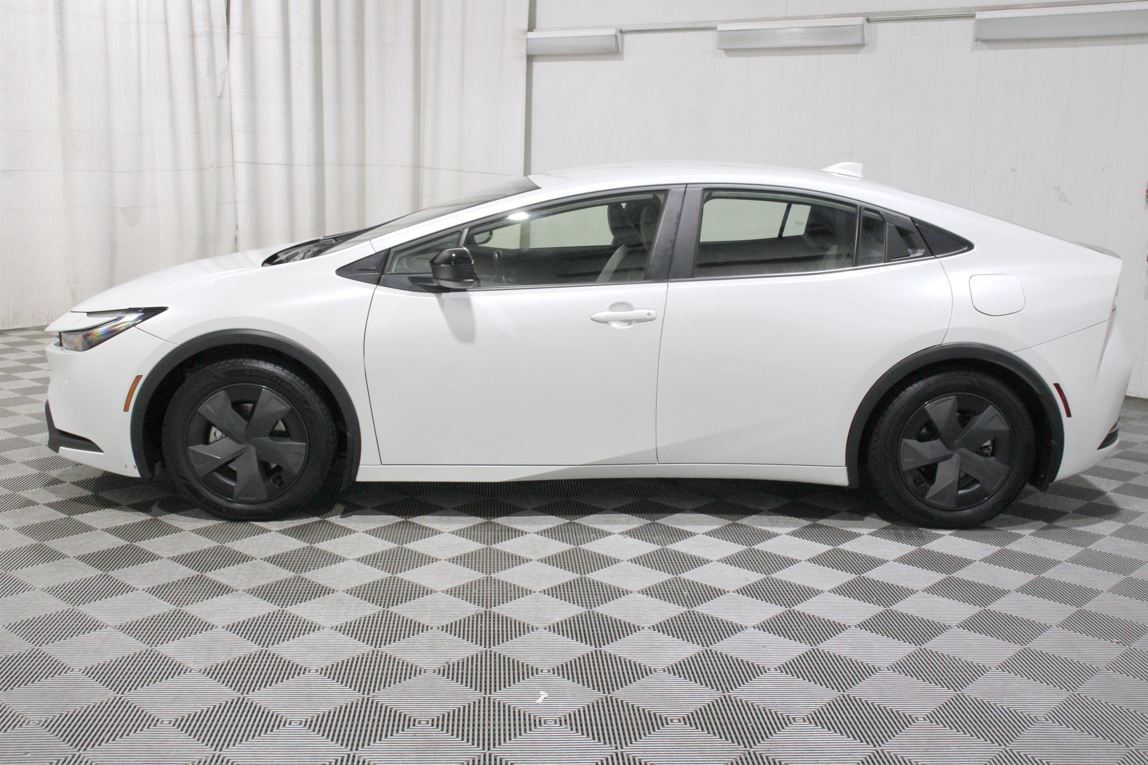 Used 2024 Toyota Prius LE FWD image 36