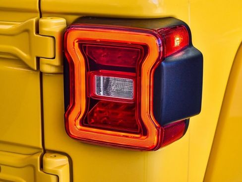 Used 2021 Jeep Wrangler Unlimited Sahara image 7