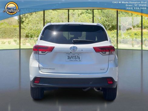 Used 2019 Toyota Highlander XLE FWD image 12