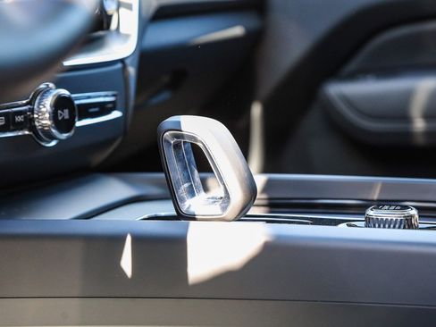 Used 2025 Volvo XC60 B5 Plus image 23