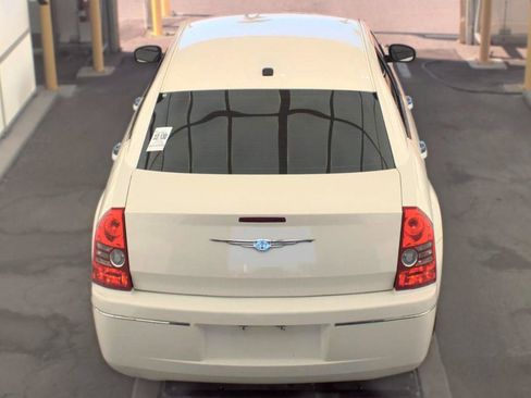 Used 2010 Chrysler 300 Touring RWD image 5
