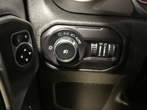 Used 2018 Jeep Wrangler Unlimited Sahara AWD/4WD image 13