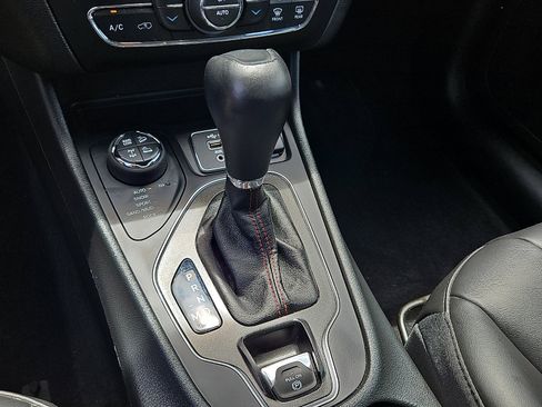 Used 2022 Jeep Cherokee Trailhawk w/ Comfort/Convenience Group AWD/4WD image 15