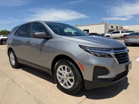 Used 2023 Chevrolet Equinox LS w/ LS Convenience Package FWD image 2