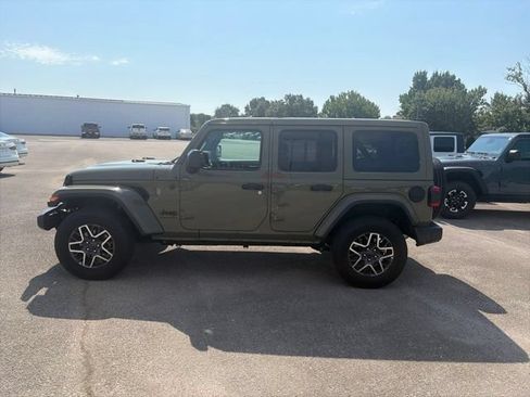 Used 2026 Jeep Wrangler Unlimited Sahara AWD/4WD image 3