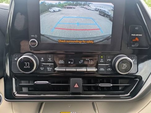 Used 2024 Toyota Highlander XLE AWD/4WD image 28