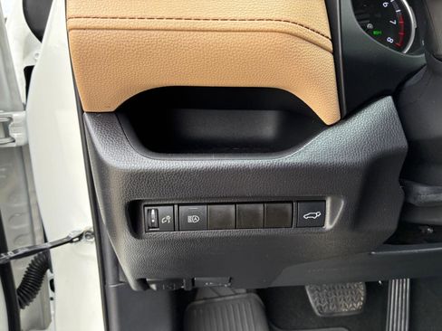 Used 2021 Toyota RAV4 XLE w/ Convenience Package FWD image 23