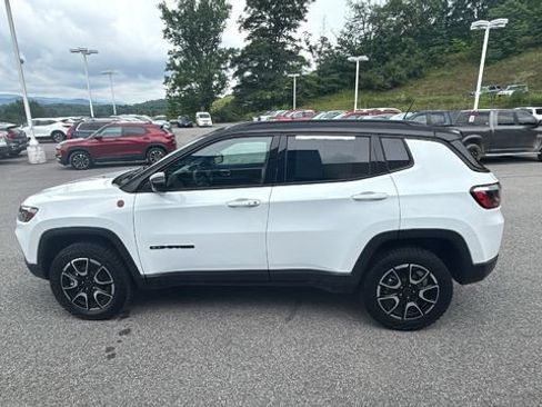 Used 2025 Jeep Compass Trailhawk AWD/4WD image 7