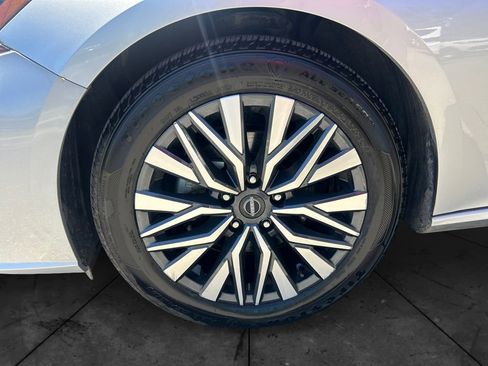 Used 2024 Nissan Altima 2.5 SV FWD image 14
