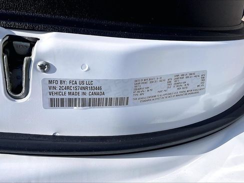 Used 2022 Chrysler Pacifica Limited w/ Uconnect Theater Family Group FWD image 28