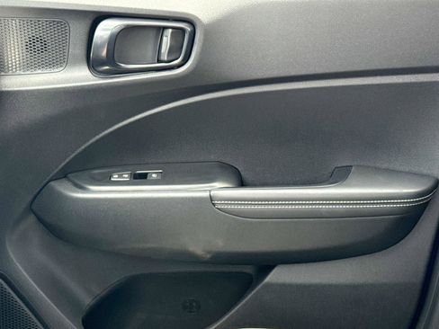 Used 2025 Hyundai Venue Limited FWD image 19