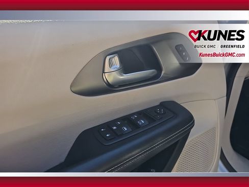 Used 2024 Chrysler Pacifica Touring-L FWD image 13