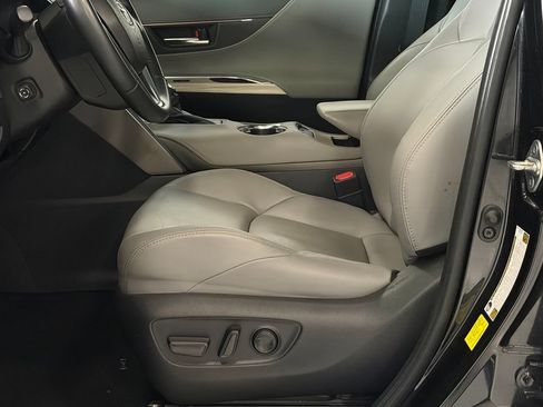 Used 2024 Toyota Venza XLE AWD/4WD image 12